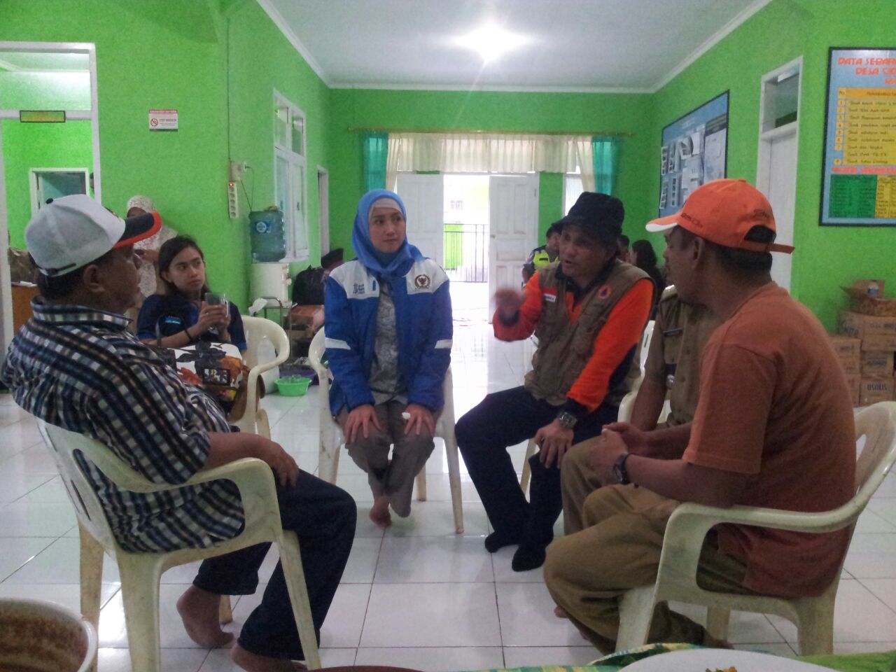 desy-dialog-dengan-masyrakat-korban-banjir