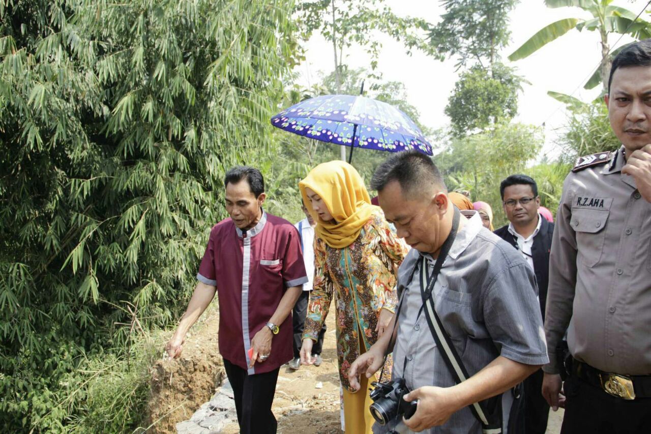 Desy Mengecek Pembangunan Infrastruktur Jalan Akibat Lonsor