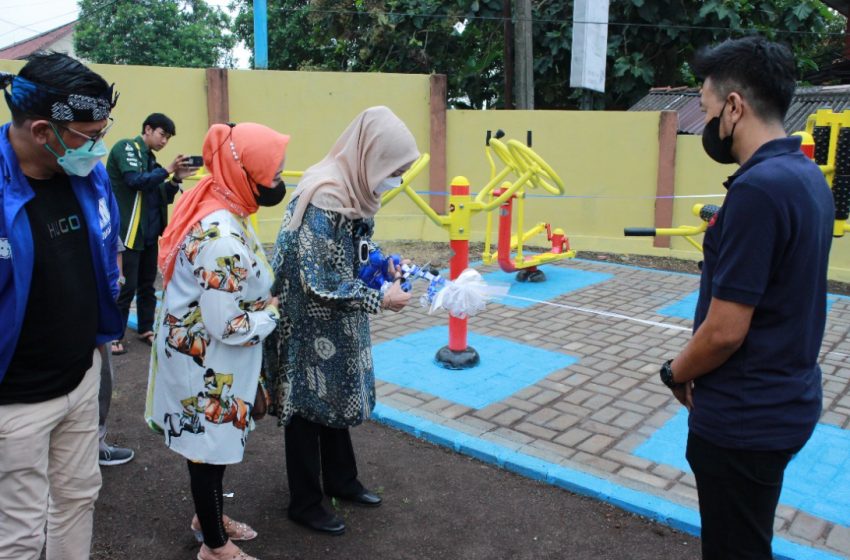  Desy Ratnasari Resmikan Alat Fitness Ruang Publik dari Kemenpora di Sukabumi