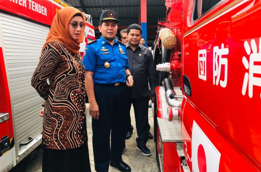  Desy Ratnasari Meninjau Langsung Bantuan Mobil Pemadam Kebakaran Di Dinas Pemadam Kebakaran Kab. Sukabumi