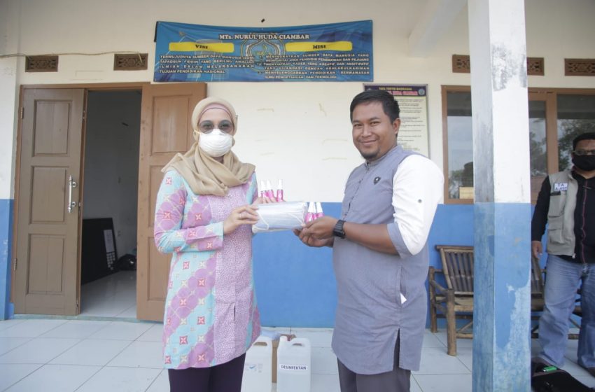 Desy Memberikan Bantuan & Sosialisasi Pencegahan Virus Covid-19 Di Sukabumi
