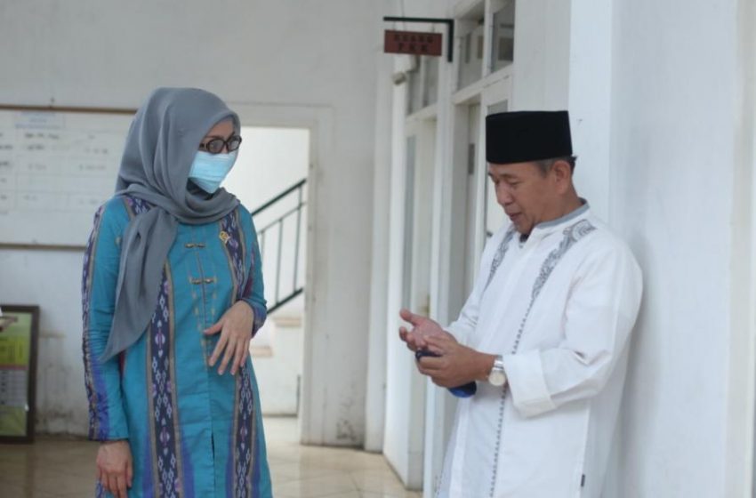  Desy Menyerahkan Bantuan Cairan Disinfektan dan Hand Sanitizer di Desa Mangkalaya, Kab. Sukabumi