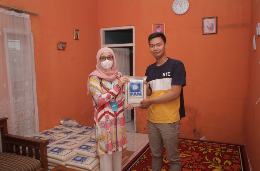  Masa Reses, Desy Menyerahkan Bantuan Paket Sembako di Kab. Sukabumi