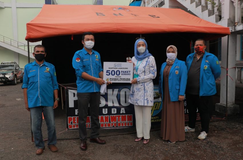  Desy Serahkan 500 Paket Sembako Kepada Posko Pemuda KNPI Kota Sukabumi