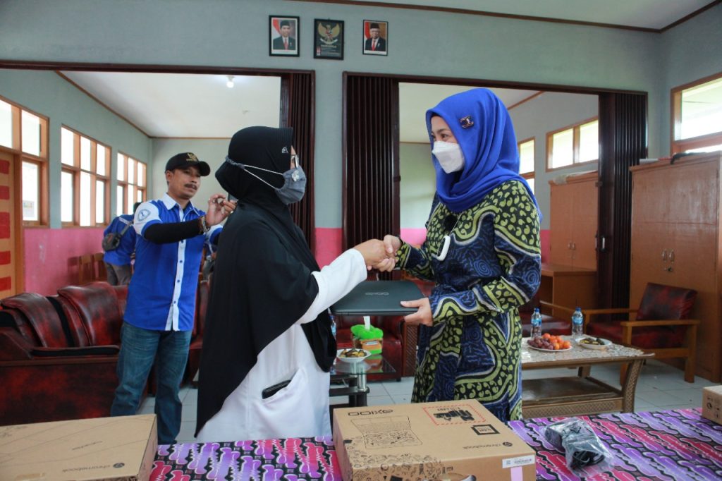 Desy Ratnasari Serahkan Bantuan TIK Kepada SDN 2 Ciambar dan SDN