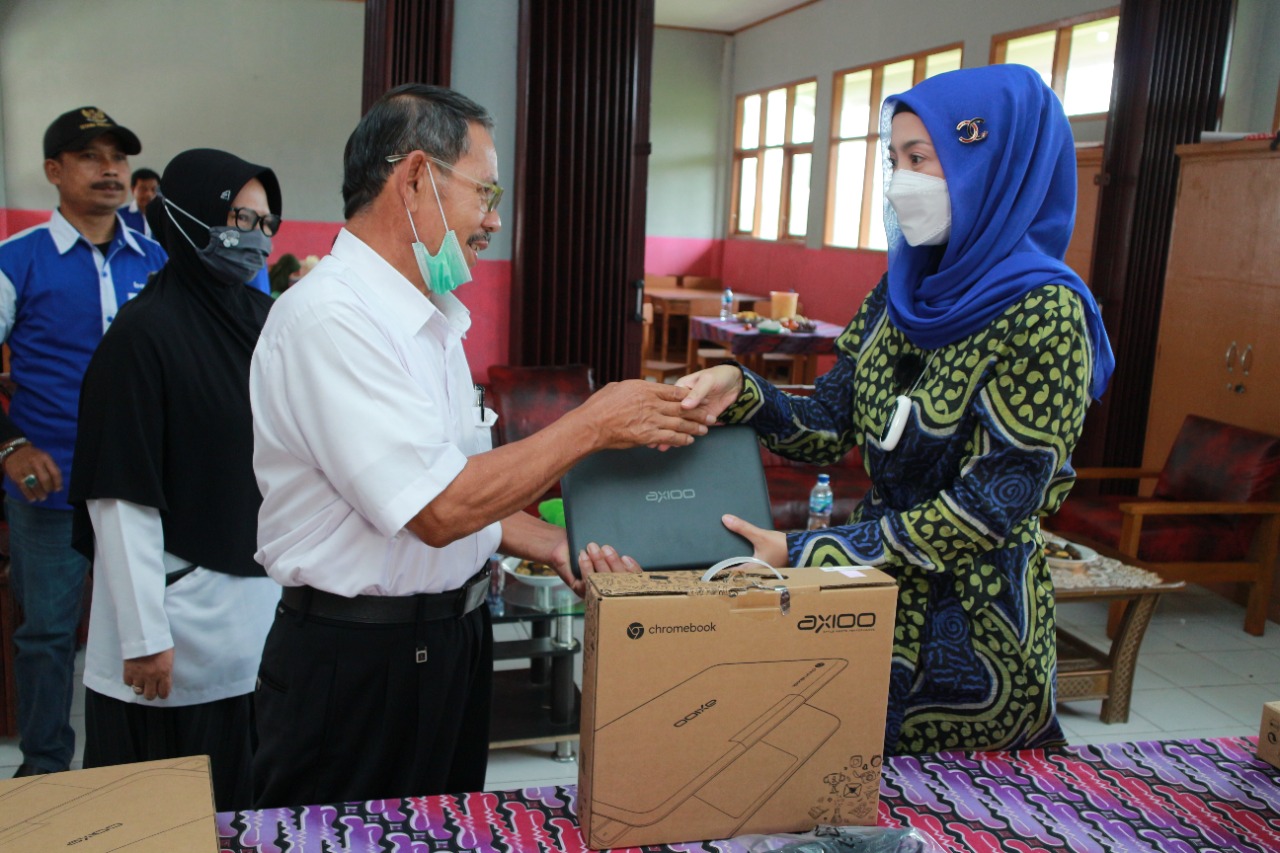 Desy Ratnasari Serahkan Bantuan TIK Kepada SDN 2 Ciambar dan SDN