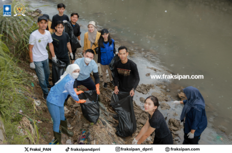 Putri Zulkifli Hasan Aksi Bersih-bersih Sungai di Bandar Lampung