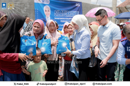 Putri Zulkifli Hasan memberikan bantuan kepada korban bencana banjir di Kota Bandar Lampung (12/03)