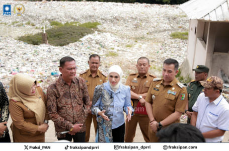 Putri Zulkifli Hasan bersama jajaran Pemerintah Daerah Kabupaten Pesawaran meninjau langsung Tempat Pembuangan Akhir (TPA) Gedong Tataan, Kabupaten Pesawaran, pada Rabu, 12 Maret 2025.