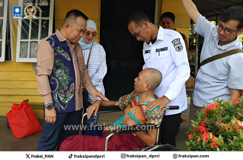 H. Sudian Noor Kunjungi Warga Tanah Bumbu, Serahkan Kursi Roda dan Bantuan Sosial Puluhan Juta Rupiah