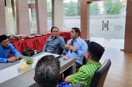 Ahmad Yohan Wakil Ketua Komisi IV DPR RI sedang berbincang dengan Pengurus HNSI
