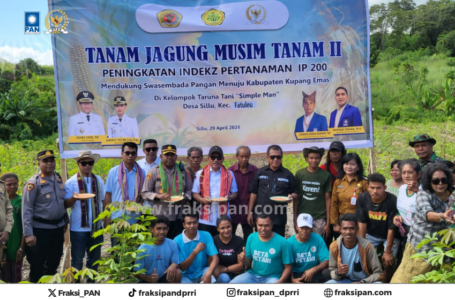 Ahmad Yohan Wakil Ketua Komisi IV DPR RI berfoto dengan masyarakat Sillu Kab. Kupang NTT