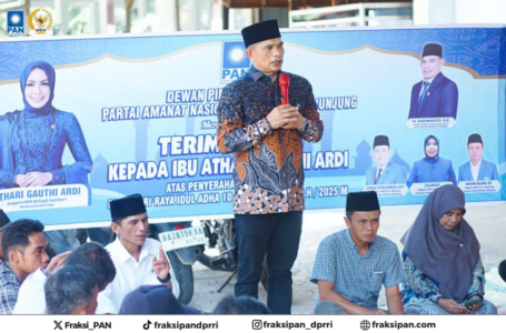 Ketua DPD PAN Sijunjung H. Daswanto menjadi  juru bicara Athari Gauthi Ardi menyalurkan Hewan Qurban untuk masyarakat Sijunjung